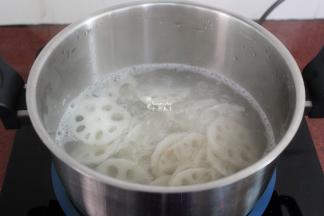 汤锅中适量的清水，桂花煮沸，放入莲藕，汆烫熟，起锅过冷水沥干水水；PS：过冷水了，才能保持脆口哦。