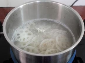 汤锅中适量的清水，桂花煮沸，放入莲藕，汆烫熟，起锅过冷水沥干水水；PS：过冷水了，才能保持脆口哦。