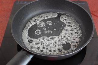 加入适量的水，炒出糖色；