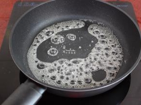 加入适量的水，炒出糖色；
