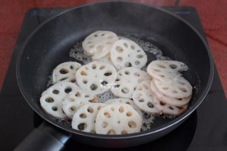 将汆烫好的莲藕片放入锅中平底锅；