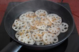 莲藕片均匀裹上糖色，再晒些桂花，即可出锅。