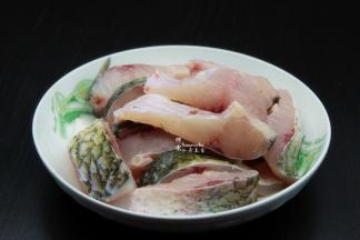 鱼洗净切块，放入生粉、盐、油、生抽、料酒拌均；