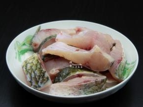 鱼洗净切块，放入生粉、盐、油、生抽、料酒拌均；