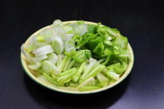 把大葱、青辣椒、香芹等洗净切块；