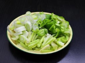 把大葱、青辣椒、香芹等洗净切块；