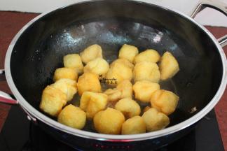 锅中倒入高汤2碗，放入豆参煮；