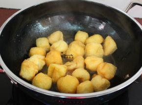 锅中倒入高汤2碗，放入豆参煮；