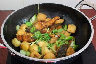 再放入生抽、盐中小火煮熟，晒上香葱、香菜即可起锅。