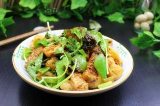 美味的家常菜出锅了。