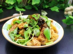 美味的家常菜出锅了。