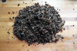 先做馅料：
黑木耳适量用清水泡发，然后剁成碎末装入大碗中