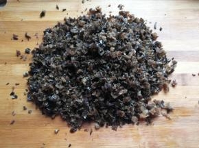 先做馅料：
黑木耳适量用清水泡发，然后剁成碎末装入大碗中
