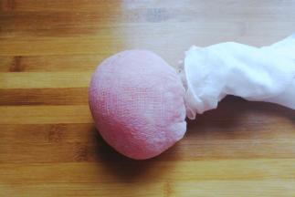 然后装入纱布中挤干水份