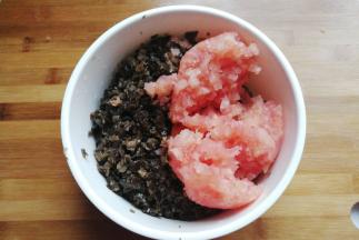 再把挤干水的番茄末也装入大碗中