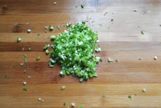 香葱适量也切末装入大碗中