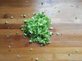 香葱适量也切末装入大碗中