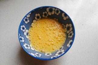 鸡蛋两个打散，放入少许盐搅拌均匀（每两个鸡蛋煎一次，24厘米平底锅刚好煎下两个鸡蛋）