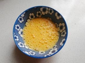 鸡蛋两个打散，放入少许盐搅拌均匀（每两个鸡蛋煎一次，24厘米平底锅刚好煎下两个鸡蛋）