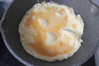 锅中放入适量油烧热（炒菜油量的两倍多），倒入打散的鸡蛋煎至金黄