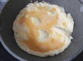 锅中放入适量油烧热（炒菜油量的两倍多），倒入打散的鸡蛋煎至金黄