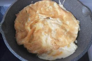 煎黄后翻面将另一面也煎至金黄，尽量煎老一点会更香