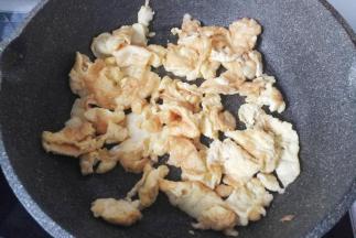 然后用锅产把鸡蛋弄成小块
