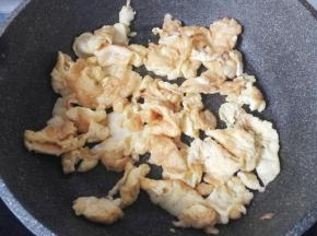 然后用锅产把鸡蛋弄成小块