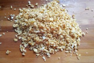 倒入砧板上剁碎，剁好后也放入大碗中