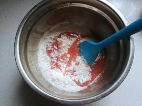 再来活面团：取番茄一个放入料理机中打成番茄汁，然后加入面粉中先拌成棉絮状