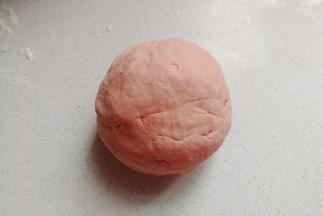 再揉成光滑的面团静置一会儿，然后用擀面杖擀开，我用家用压面机压面，所以成团即可