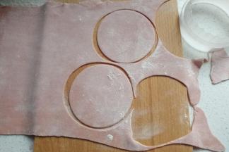 将面团切块用压面机压至适量的厚度，然后用饺子压模刻出饺子皮