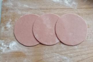 取三片饺子皮如图依次叠放（喜欢大个的可以叠四张或五张，三张小巧玲珑我喜欢）