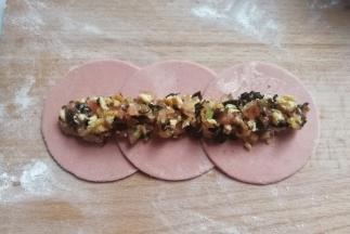 然后用勺子在中间放上适量的馅料