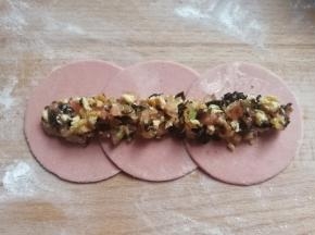 然后用勺子在中间放上适量的馅料