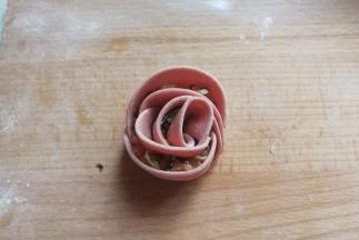 卷好后一朵漂亮的玫瑰饺就做好啦