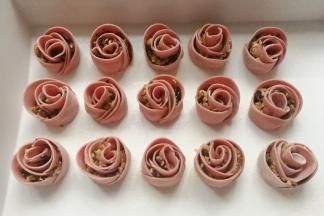 依次做完所有玫瑰饺，如果不着急吃可以放冰箱冷冻起来，随吃随取