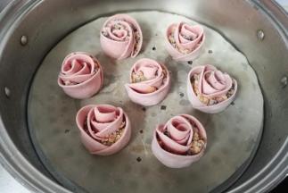 取适量玫瑰饺放入蒸锅大火蒸15分钟即好，如果是冷冻饺要适量延长时间