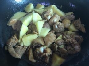 加入土豆翻炒