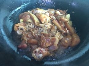 下鸡块翻炒至没有血色