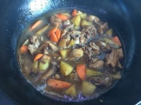 加一碗冷水，加盖中火炖煮，期间放入适量盐