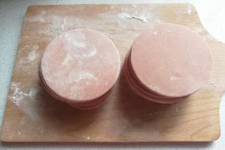 依次刻完所有的饺子皮，刻下的边角回揉再擀开再刻