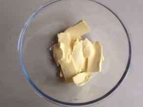 黄油切成薄片，放在温暖处软化