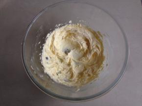 先用打蛋头拌均匀一下，再启动电源，将黄油打至颜色发白，体积膨大