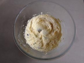 先用打蛋头拌均匀一下，再启动电源，将黄油打至颜色发白，体积膨大