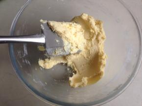 用压拌手法拌，根据黄油面团的状态，添加蛋液