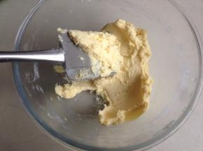 用压拌手法拌，根据黄油面团的状态，添加蛋液