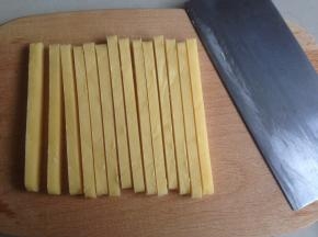 用菜刀切成细长条，大概可以切出28支黄油棒