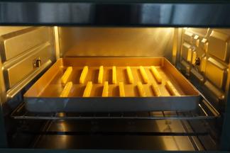 放进预热好160度的烤箱中下层，烘烤15分钟左右