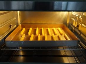 放进预热好160度的烤箱中下层，烘烤15分钟左右